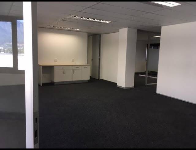 116M² OFFICE TO LET IN PINELANDS